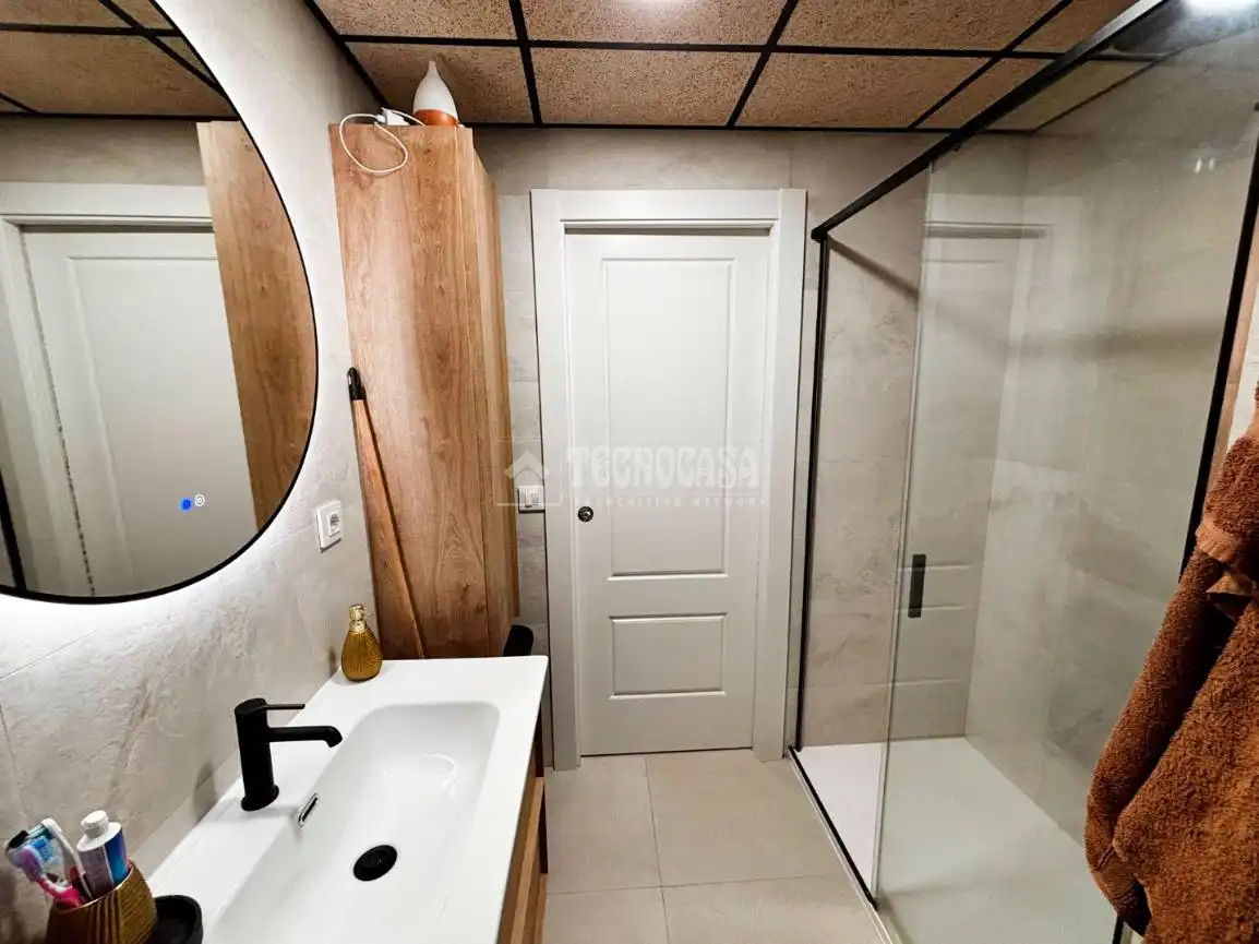 Bathroom of Flat for sale in Zaragoza  with Heating, Terrace and Furnished