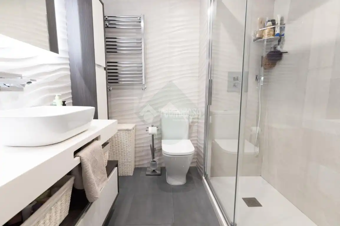Bathroom of Flat for sale in Fuenlabrada  with Air Conditioner, Heating and Community pool