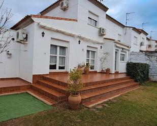 Vista exterior de Casa o xalet en venda en Argamasilla de Calatrava amb Aire condicionat, Jardí privat i Traster