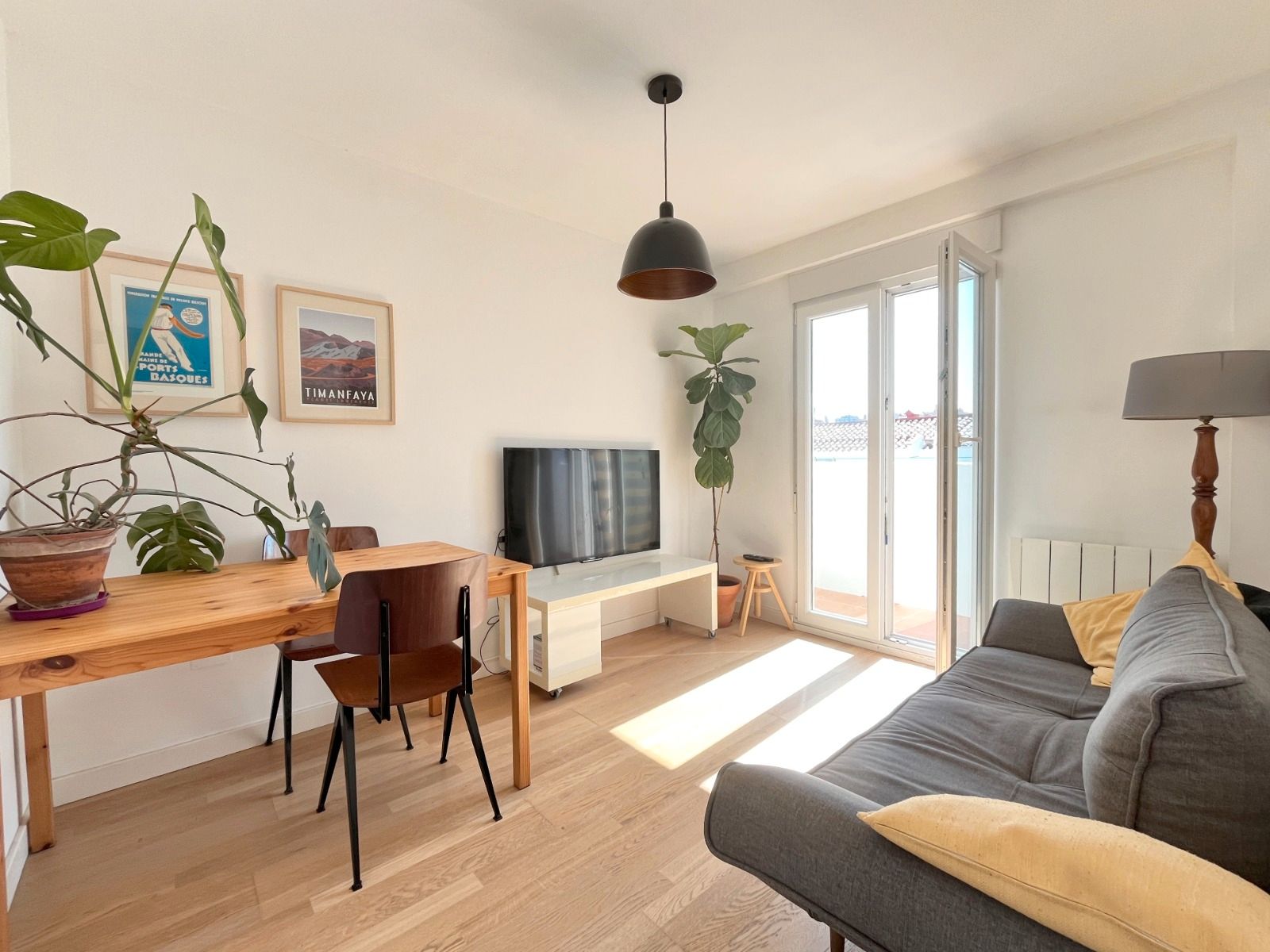 Living room of Flat to rent in  Zaragoza Capital  with Heating, Parquet flooring and Furnished
