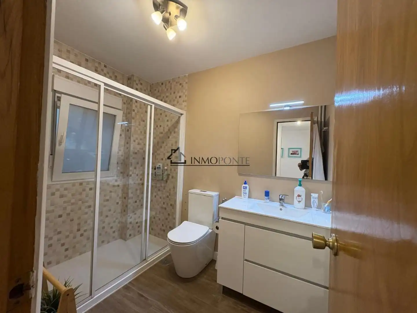 Bathroom of Flat for rent in Pontevedra Capital   with Heating, Terrace and Furnished