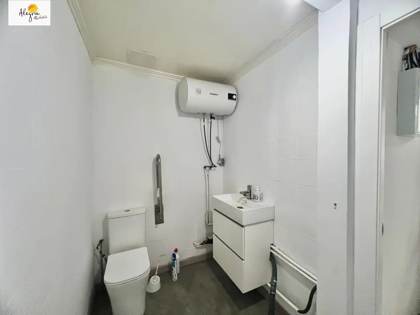 Baño de Local de alquiler en Valencia con Aire acondicionado y Amueblado