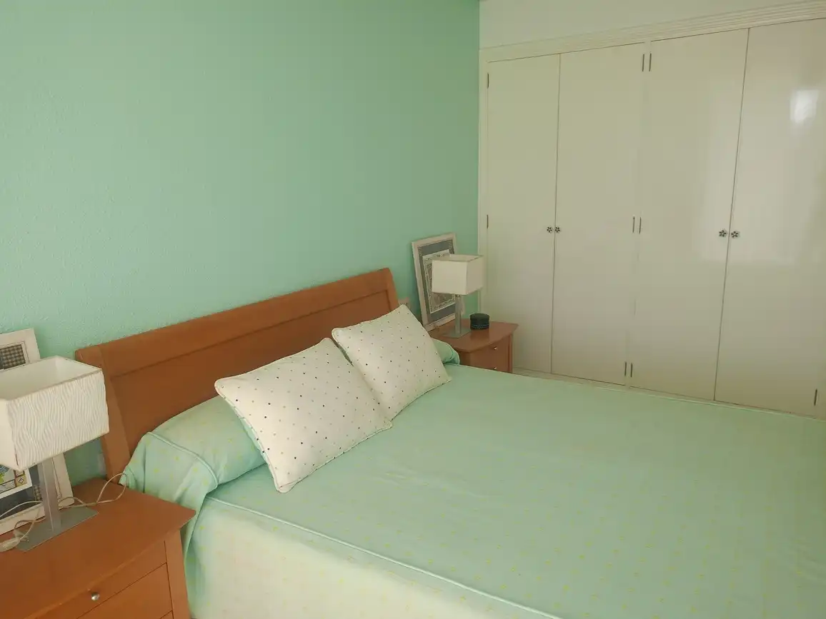 Dormitori de Apartament de lloguer en Gandia amb Aire condicionat, Terrassa i Moblat