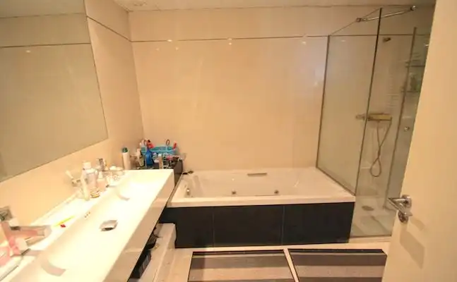 Baño de Piso en venta en Barcelona con Terraza y Piscina comunitaria