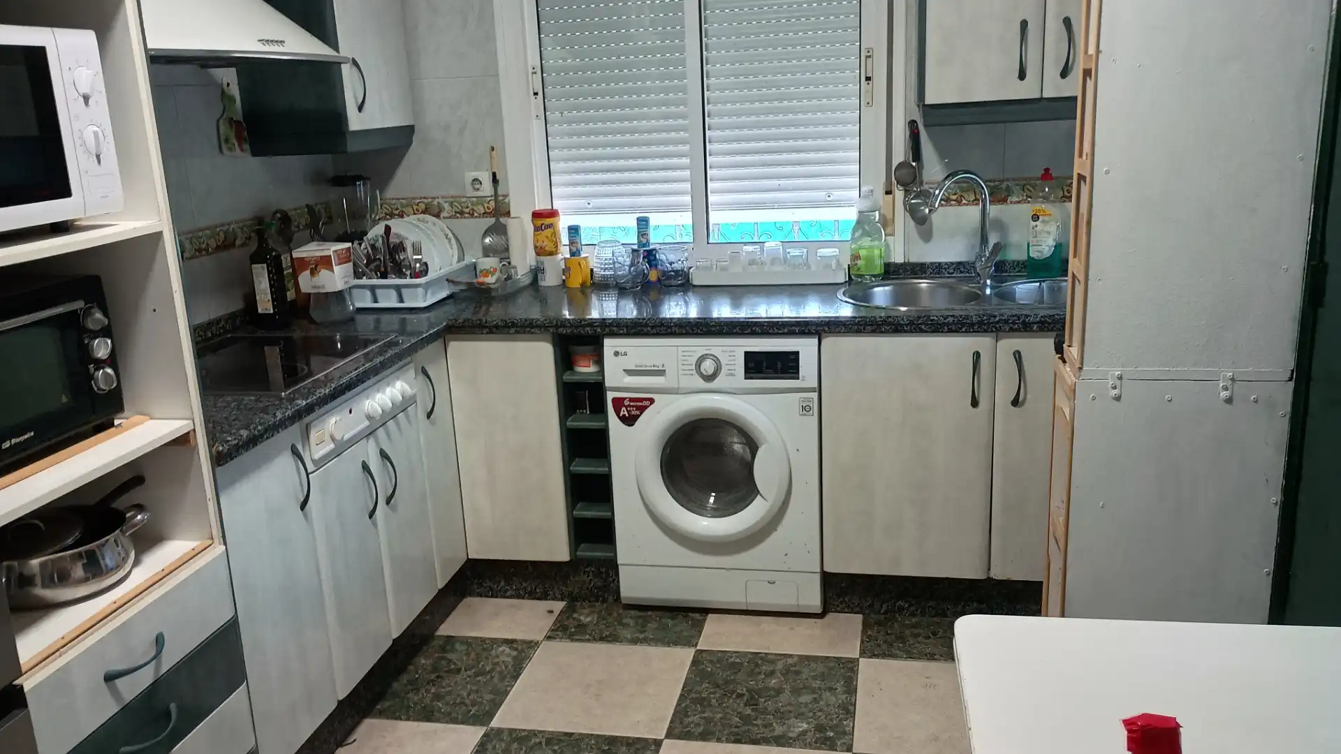 Cocina de Casa o chalet en venta en Sanlúcar la Mayor con Aire acondicionado, Jardín privado y Trastero