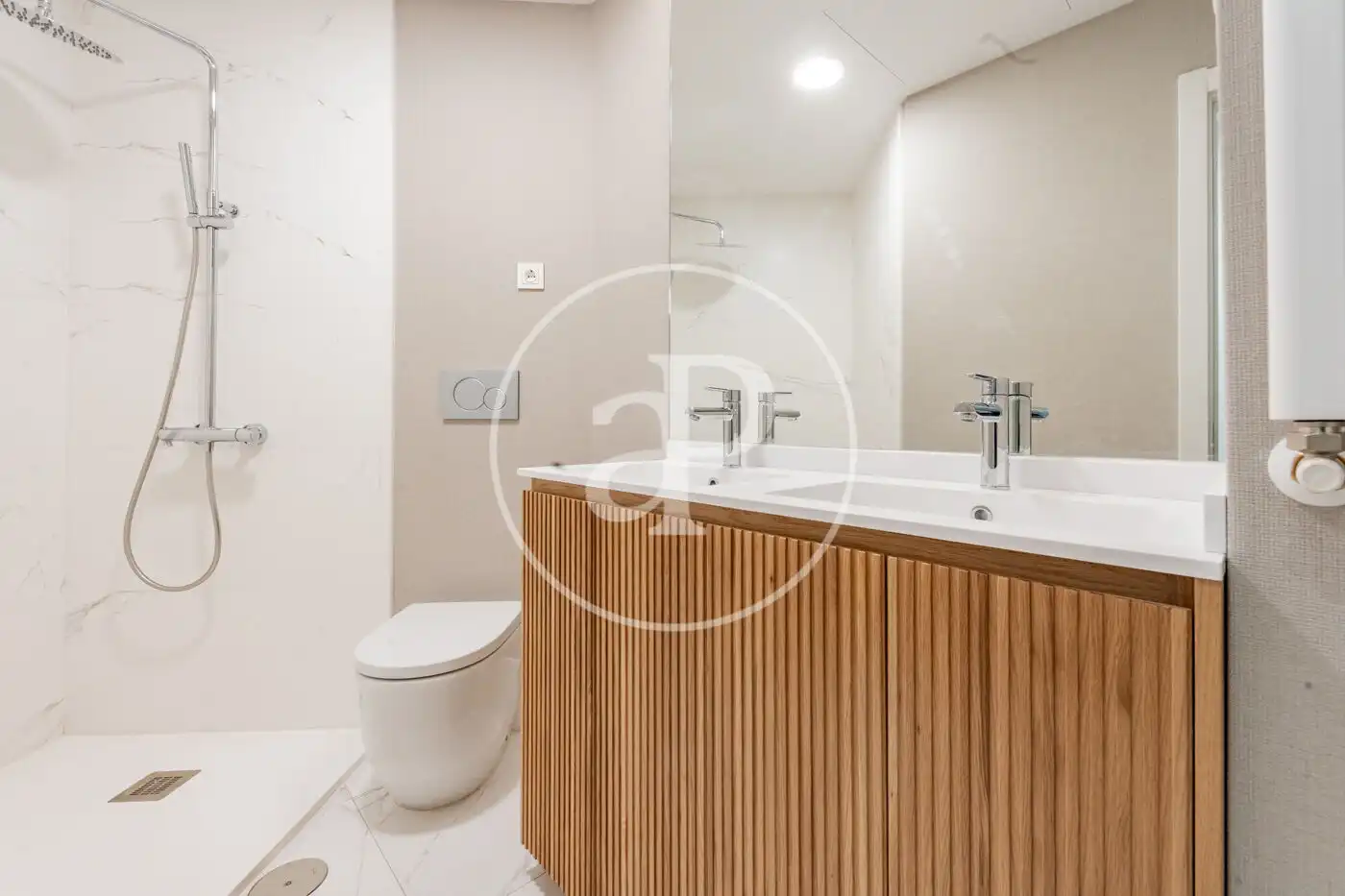 Bathroom of Flat for sale in Madrid  with Air Conditioner, Heating and Storage room