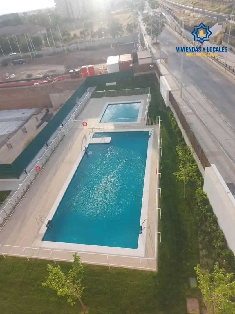 Piscina de Pis de lloguer en Granada amb Aire condicionat, Jardí privat i Terrassa