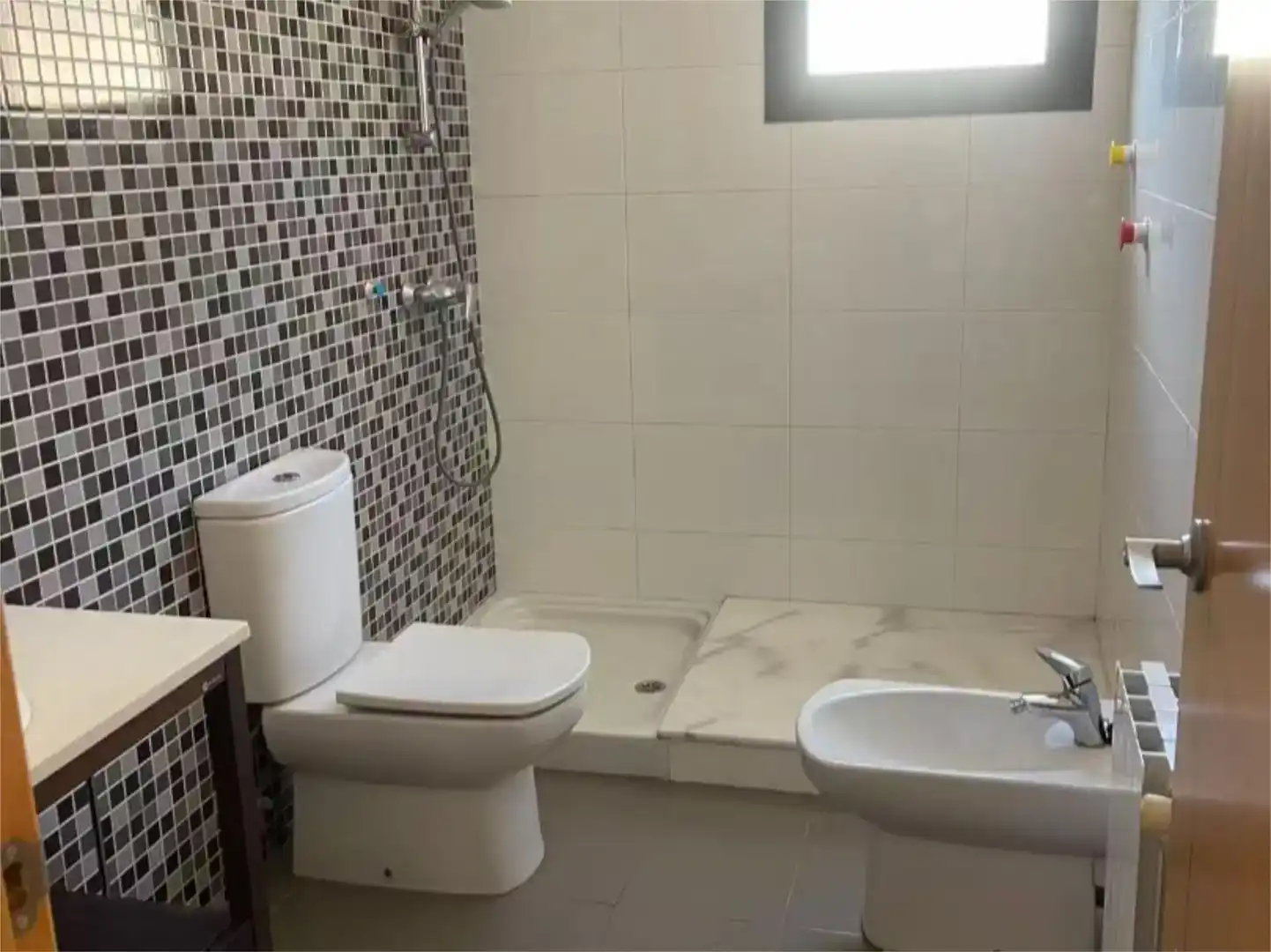 Badezimmer von Wohnung zur Miete in La Pobla de Vallbona