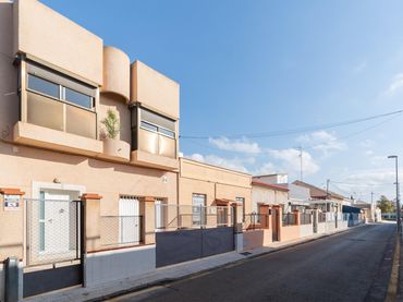 Adosado en venta en Travesía  Juan Julian Oliva 7
