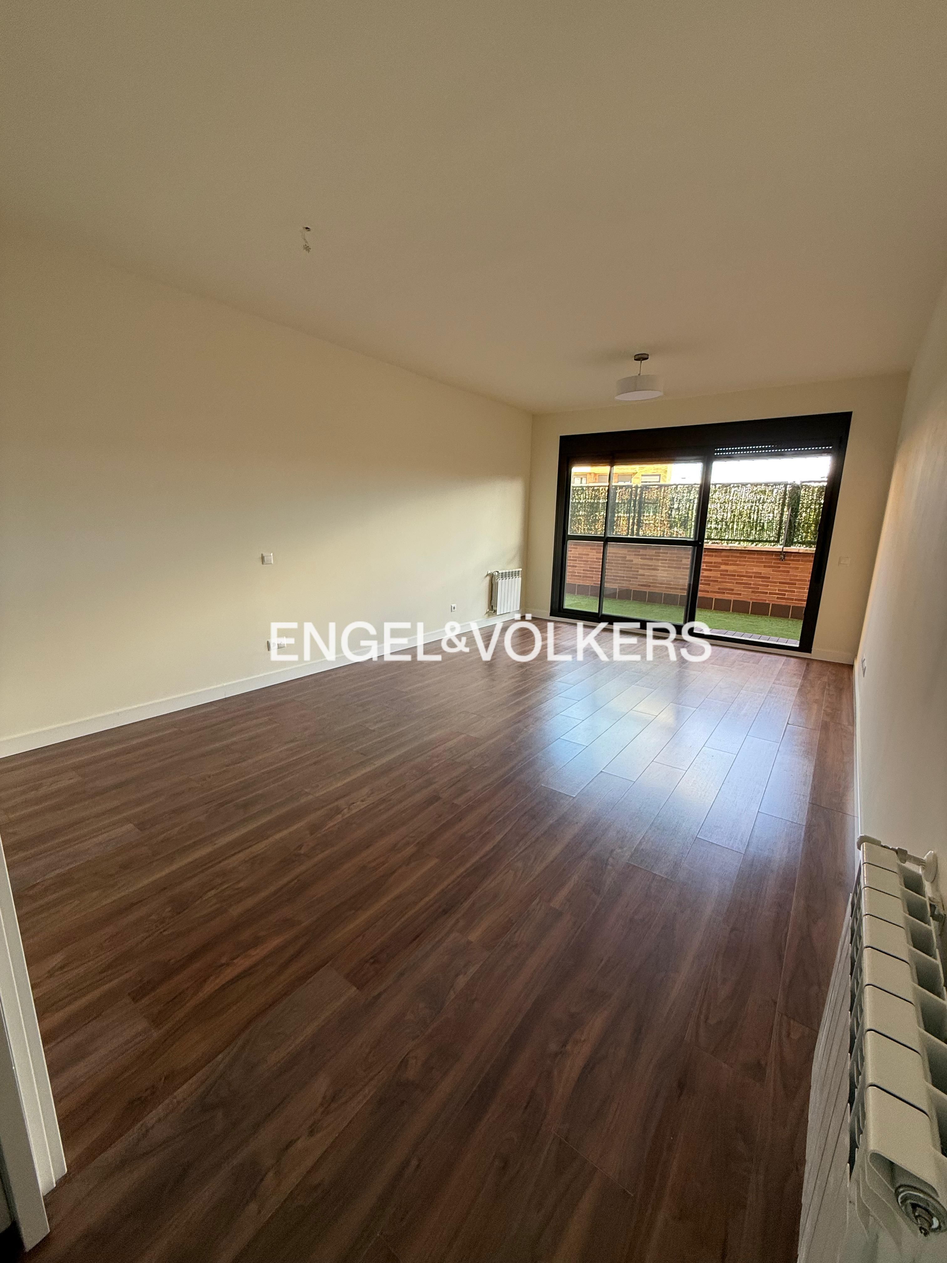 Sala d'estar de Apartament de lloguer en Colmenar Viejo amb Aire condicionat, Calefacció i Jardí privat