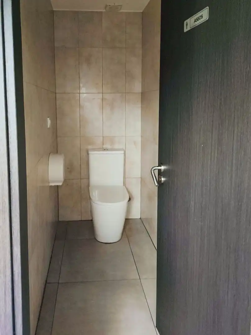 Badezimmer von Geschaftsraum zur Miete in Bergondo