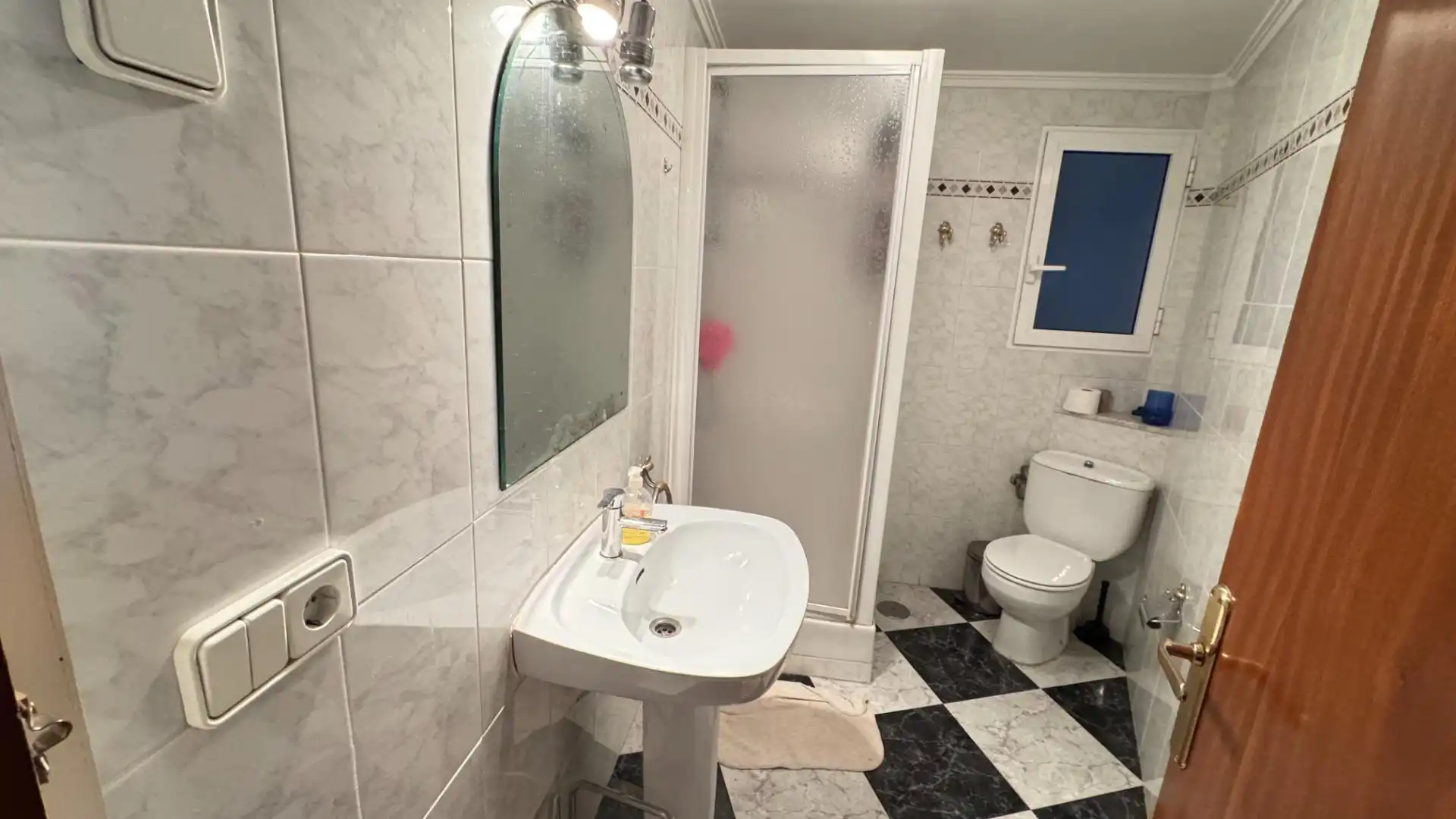 Baño de Piso para compartir en Alicante / Alacant con Terraza, Amueblado y Alarma