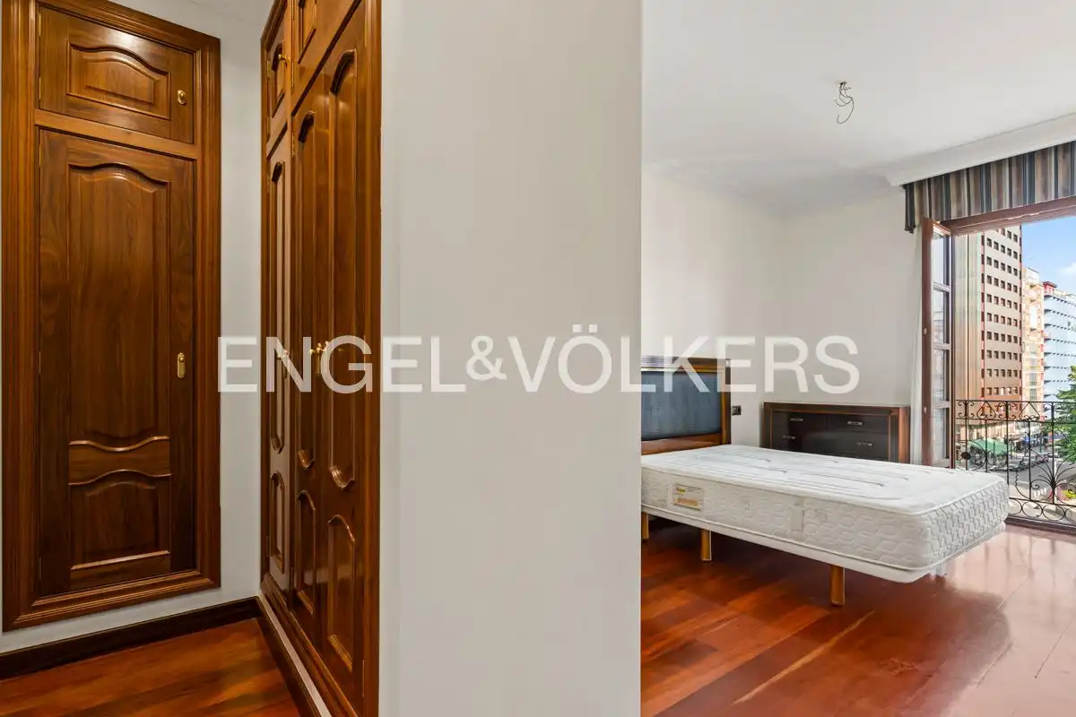 Habitación de Piso en venta en Gijón  con Calefacción, Parquet y Balcón