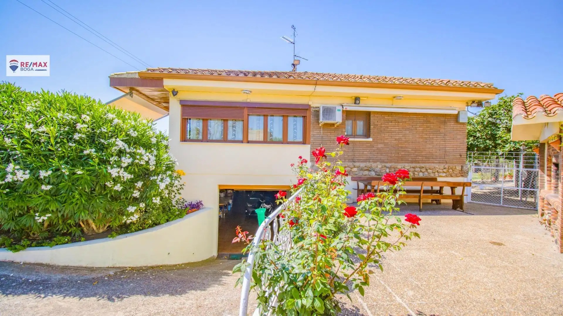 Vista exterior de Casa o xalet en venda en Oyón-Oion amb Aire condicionat, Jardí privat i Parquet