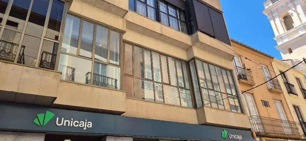 Vista exterior de Oficina en venda en Almansa amb Moblat