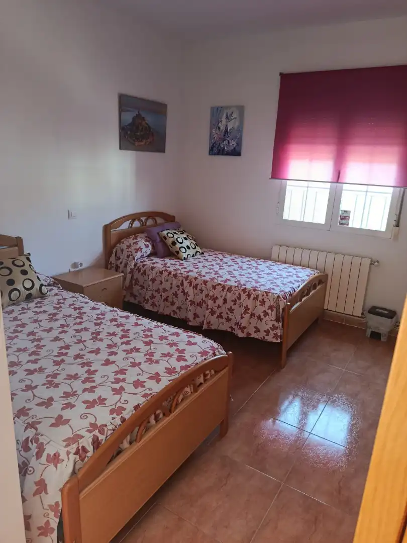 Dormitori de Casa adosada en venda en Mota del Cuervo amb Calefacció, Terrassa i Moblat