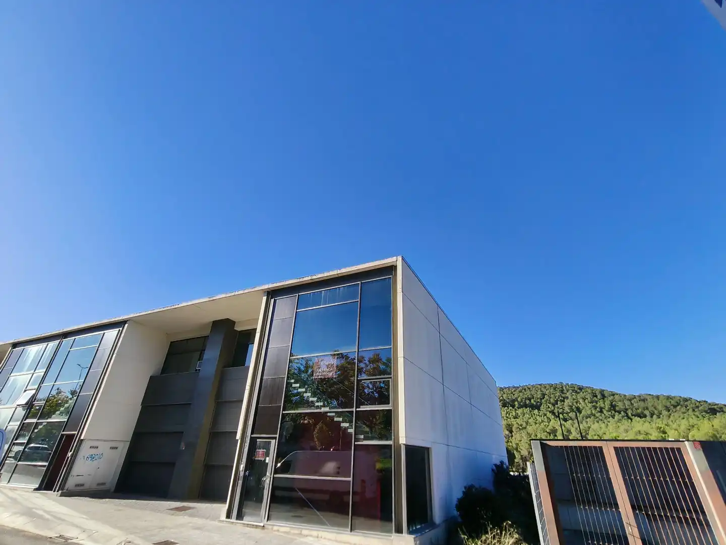 Vista exterior de Nau industrial en venda en Begues, Barcelona