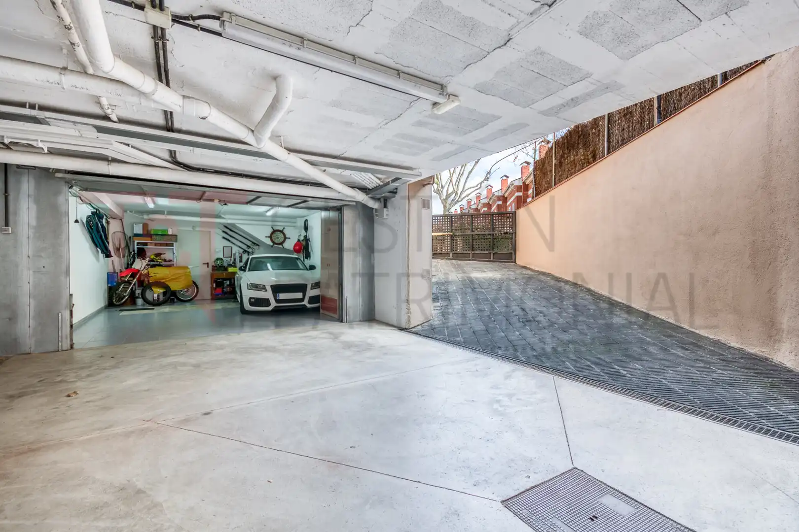 Parkplatz von Einfamilien-Reihenhaus zum Verkauf in El Masnou mit Klimaanlage, Heizung und Terrasse