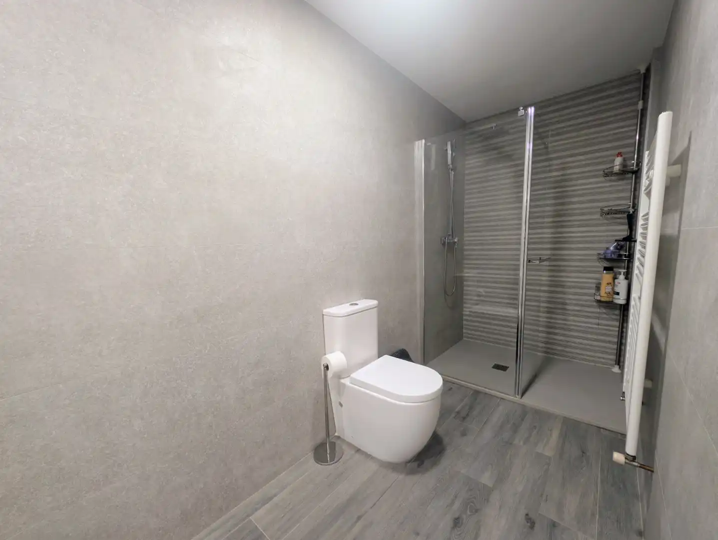 Badezimmer von Einfamilien-Reihenhaus zum Verkauf in Terrassa mit Klimaanlage, Heizung und Terrasse