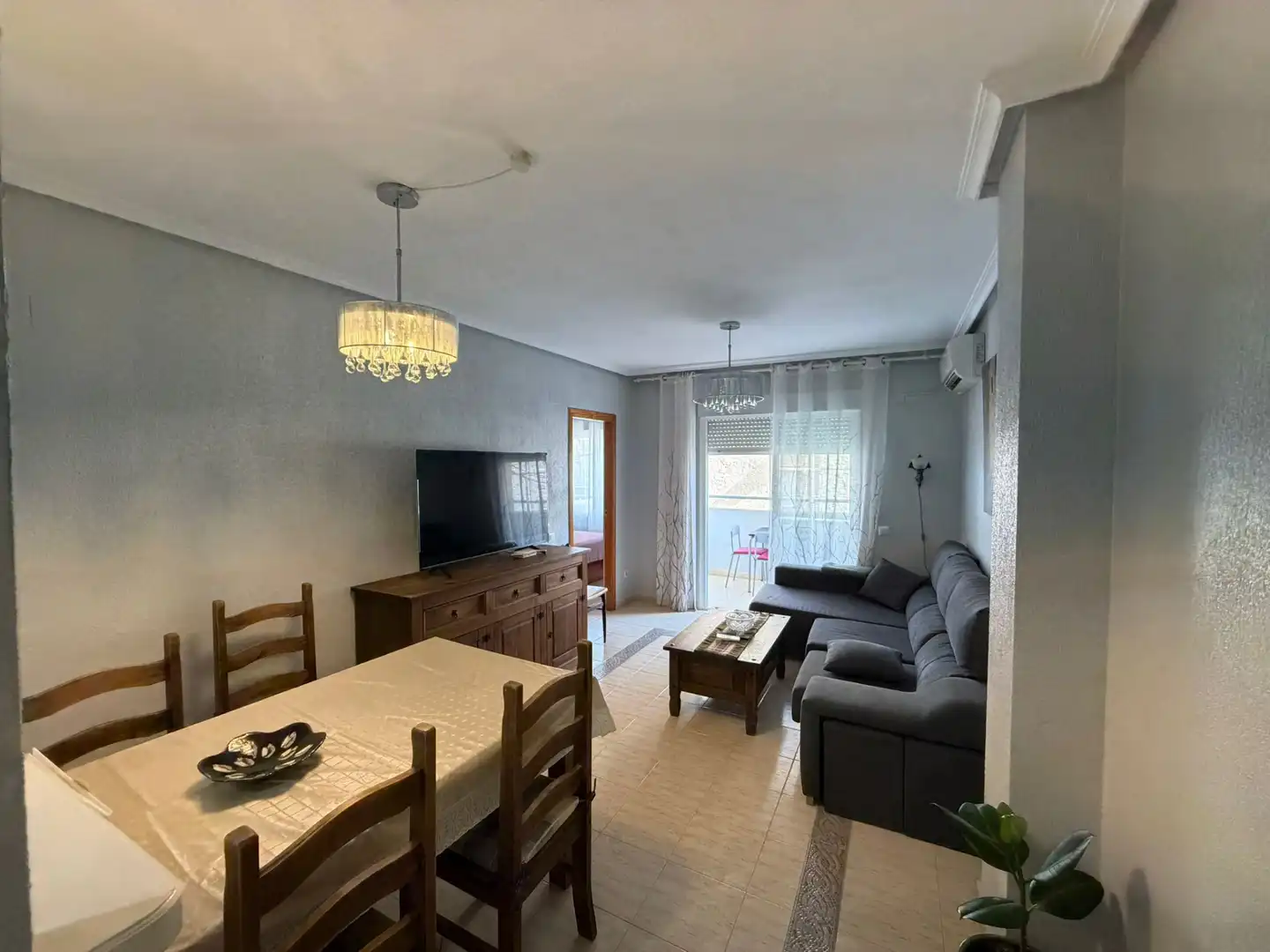 Sala d'estar de Pis de lloguer en Torrevieja amb Aire condicionat, Terrassa i Moblat