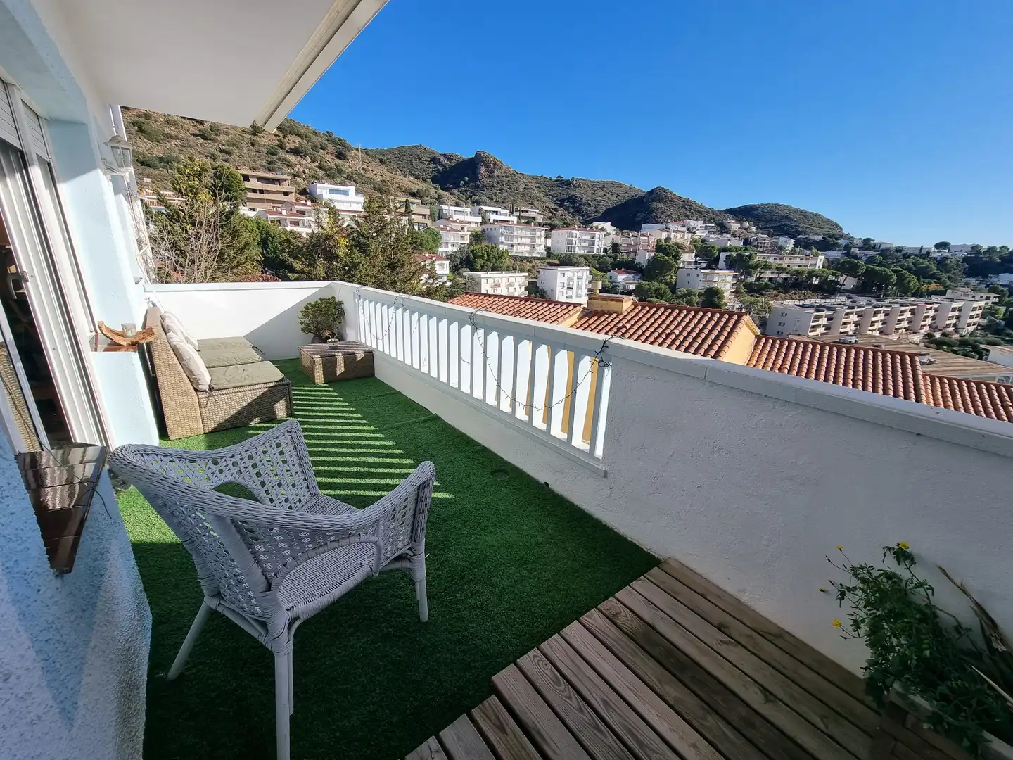Terrasse von Einfamilien-Reihenhaus zum Verkauf in Roses mit Klimaanlage, Heizung und Privatgarten