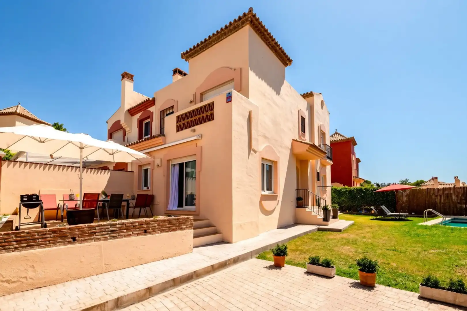 Vista exterior de Casa adosada en venda en Marbella amb Aire condicionat, Jardí privat i Terrassa
