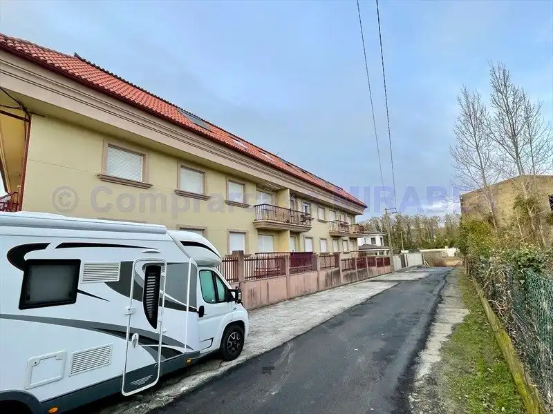 Aparcament de Àtic de lloguer en Boiro amb Calefacció, Terrassa i Moblat