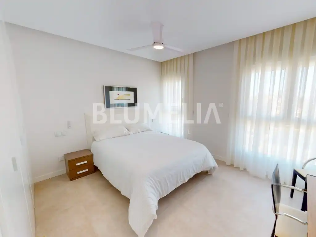 Schlafzimmer von Dachboden zum Verkauf in Oliva mit Klimaanlage, Heizung und Privatgarten