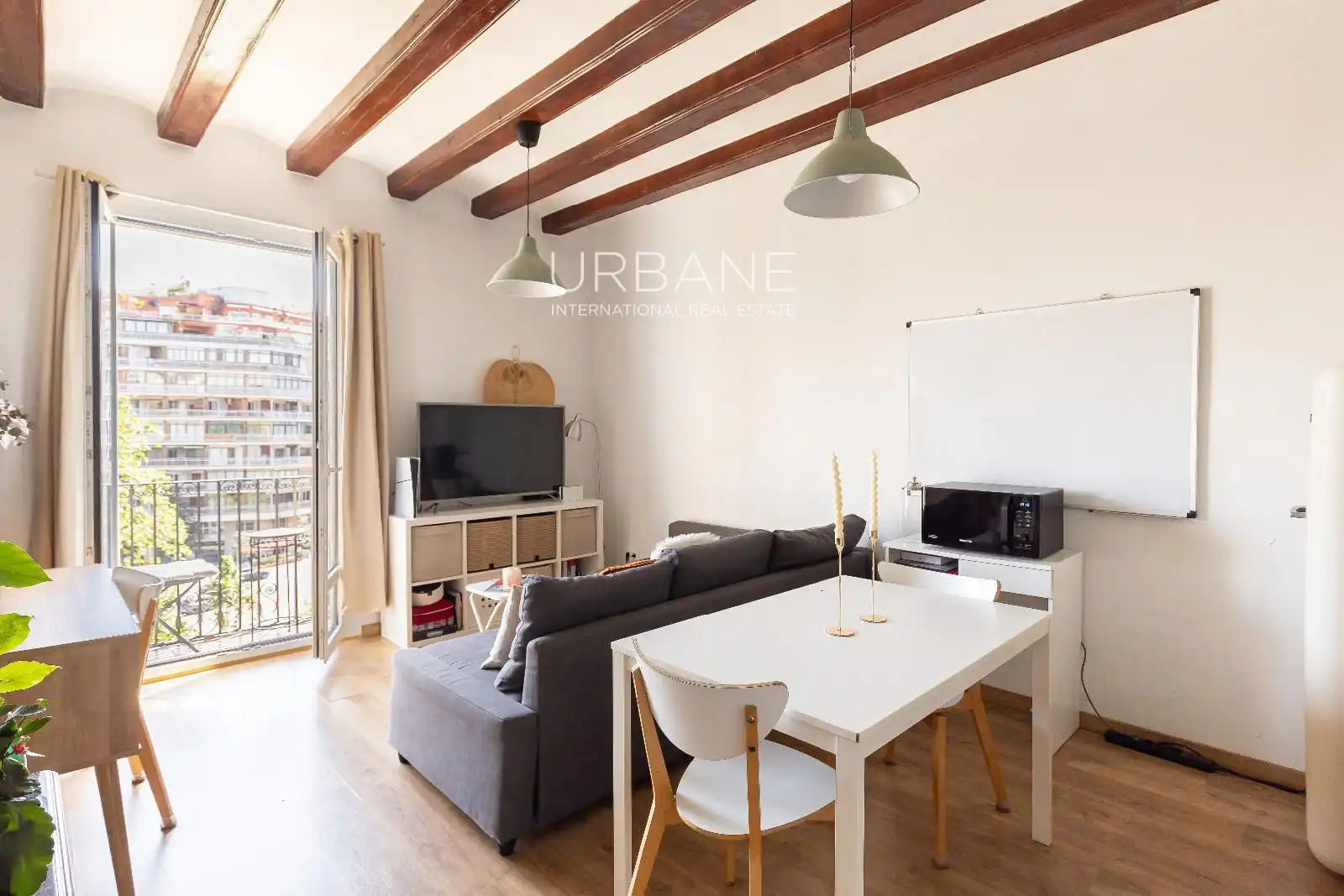 Wohnzimmer von Dachboden zum Verkauf in Barcelona mit Klimaanlage, Heizung und Terrasse