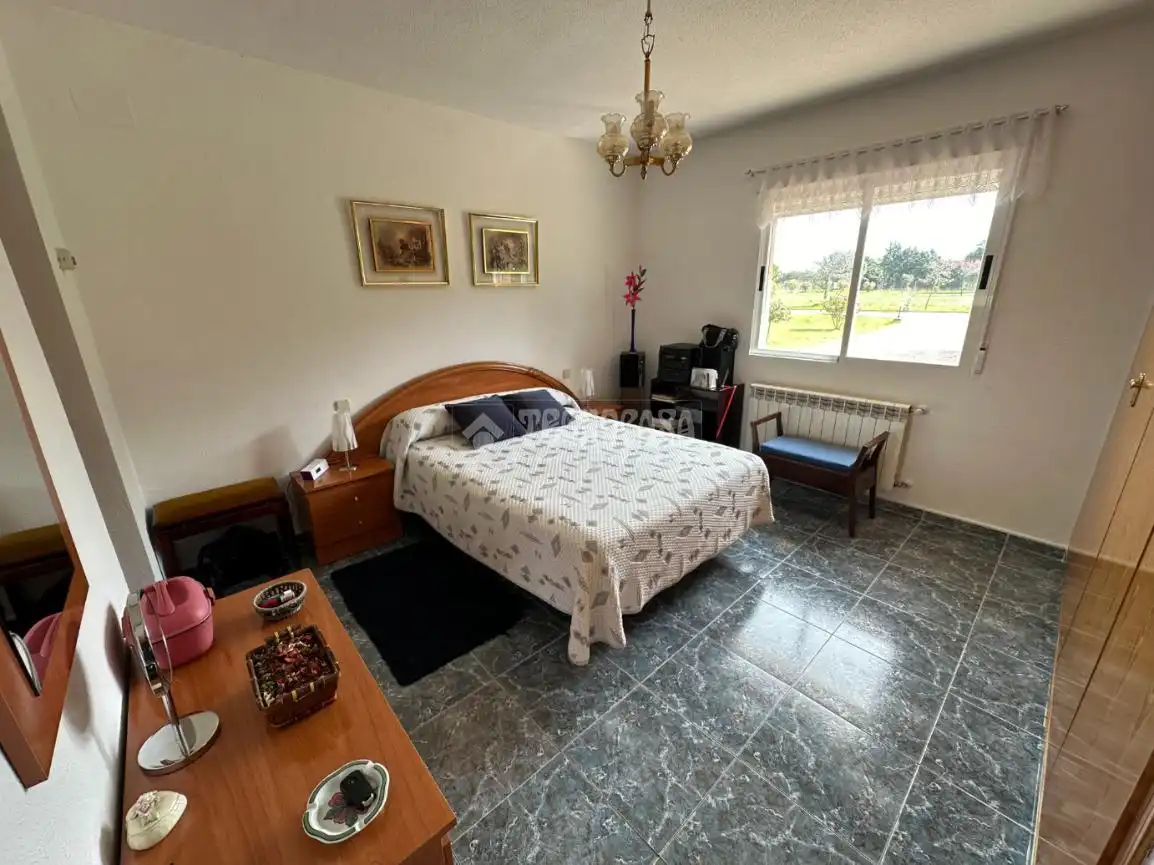 Dormitori de Finca rústica en venda en Málaga del Fresno amb Calefacció, Piscina i Moblat