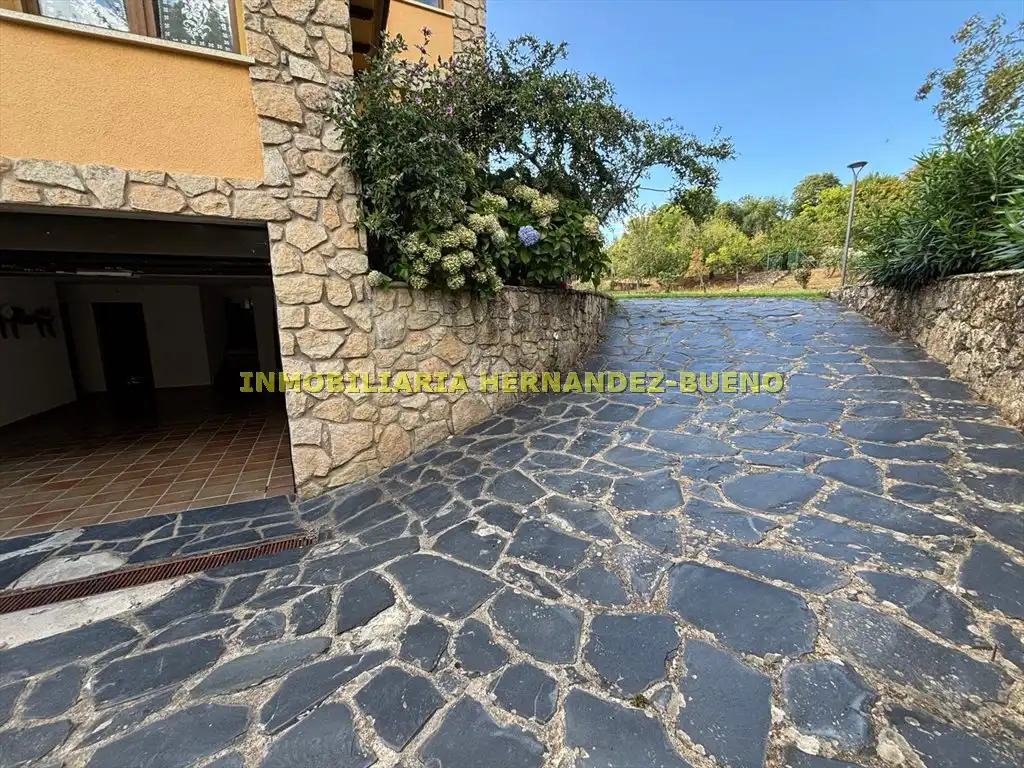 Vista exterior de Casa o xalet en venda en Sequeros amb Calefacció, Jardí privat i Terrassa