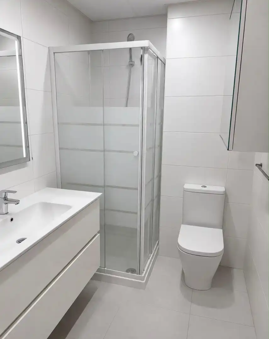 Badezimmer von Wohnungen zur Miete in Marbella mit Klimaanlage, Heizung und Terrasse