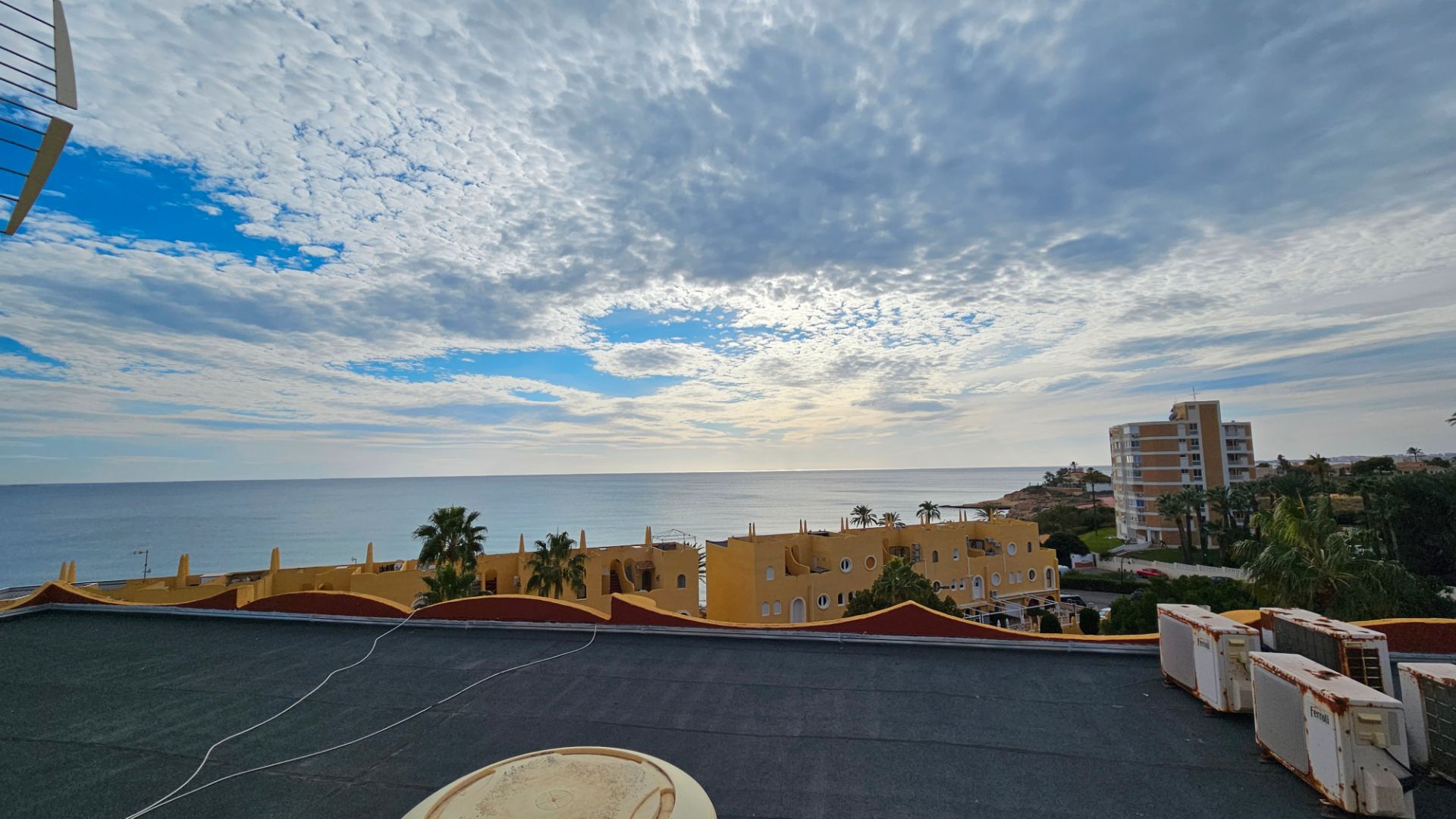 Vista exterior de Casa adosada en venda en El Campello amb Aire condicionat, Calefacció i Jardí privat