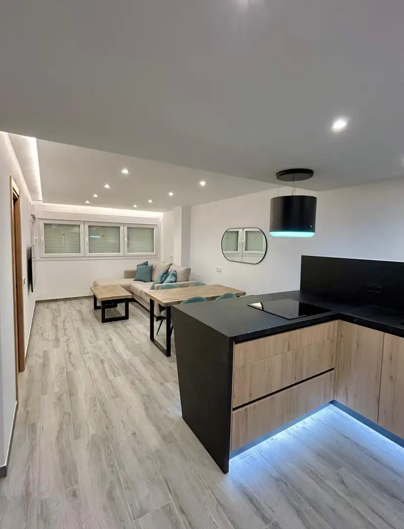 Sala de estar de Apartamento de alquiler en Estepona con Aire acondicionado, Jardín privado y Trastero