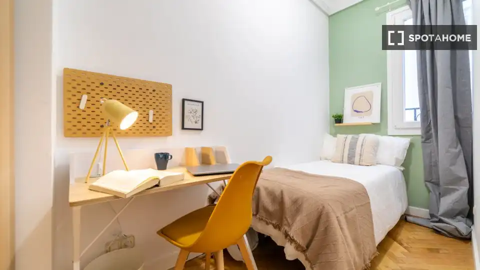 Bedroom of Flat for share in Retiro