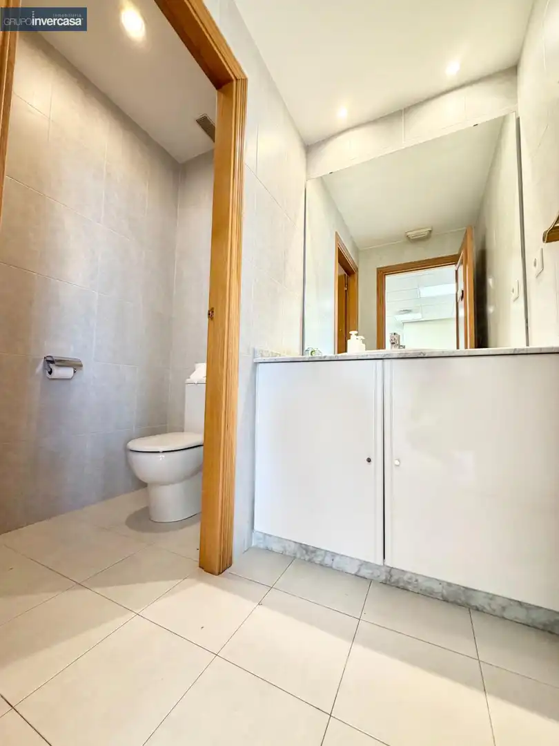 Badezimmer von Büro zum Verkauf in Alfafar mit Klimaanlage und Heizung