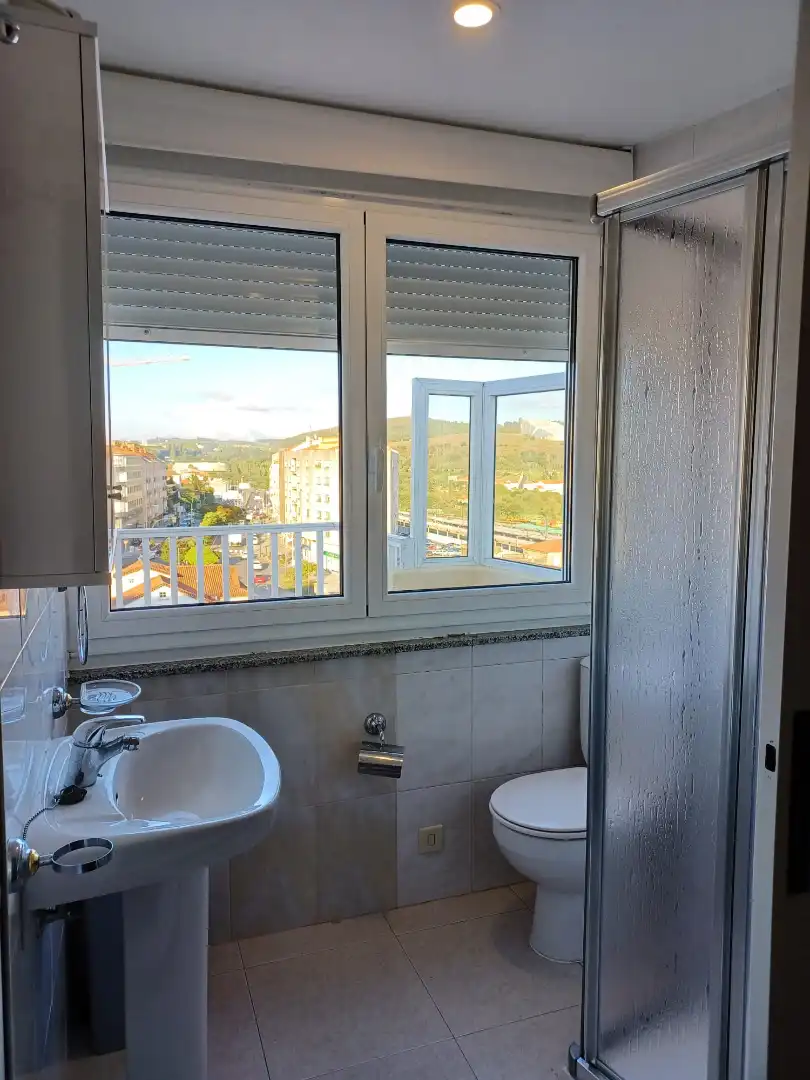 Badezimmer von Wohnung zur Miete in Santiago de Compostela  mit Heizung, Terrasse und Möbliert