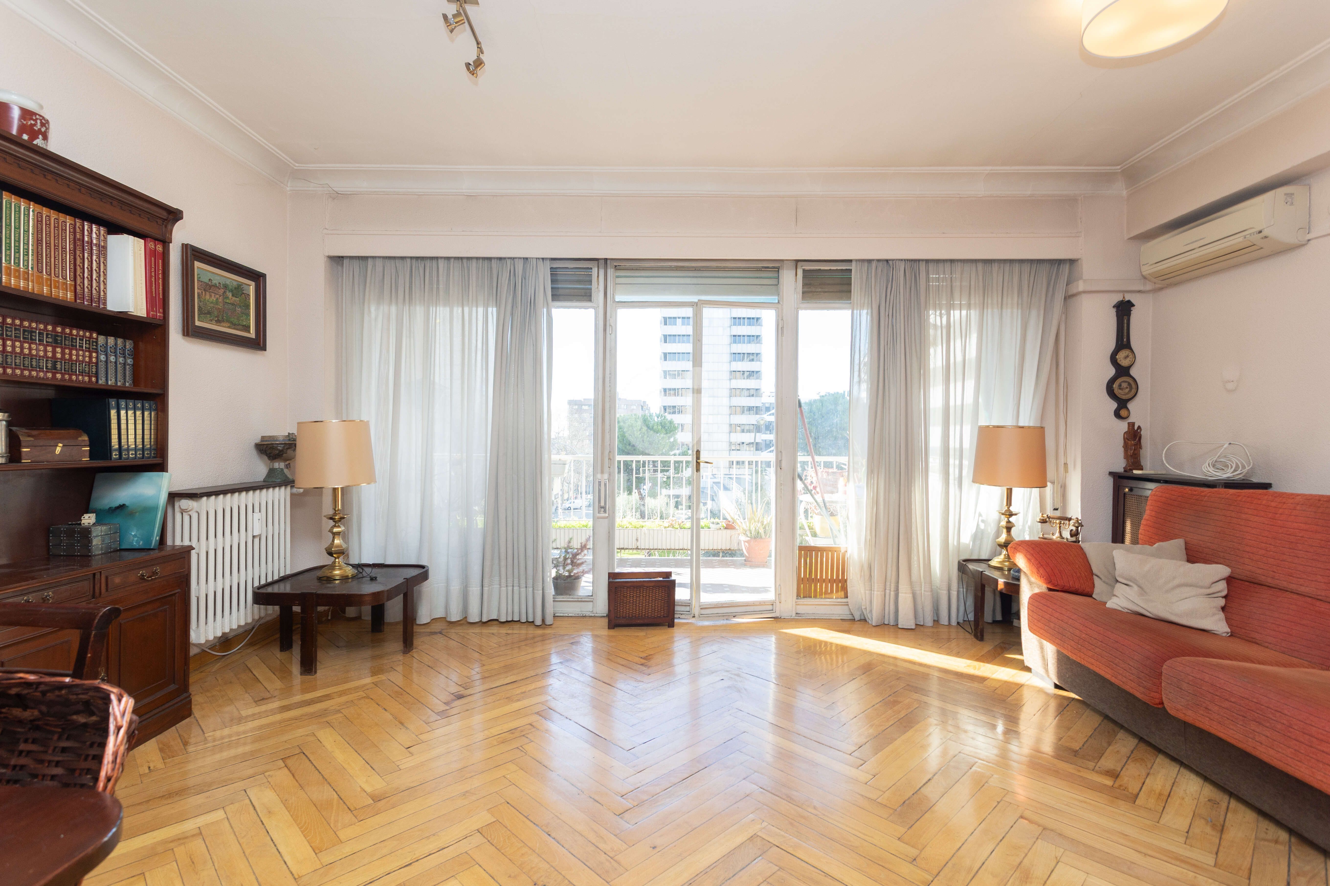 Sala d'estar de Pis en venda en  Madrid Capital amb Calefacció, Traster i Balcó