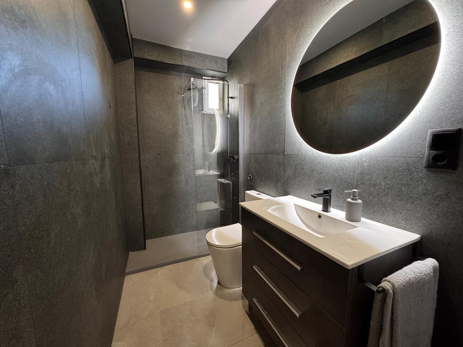 Bany de Apartament de lloguer en Alicante / Alacant amb Aire condicionat, Jardí privat i Moblat