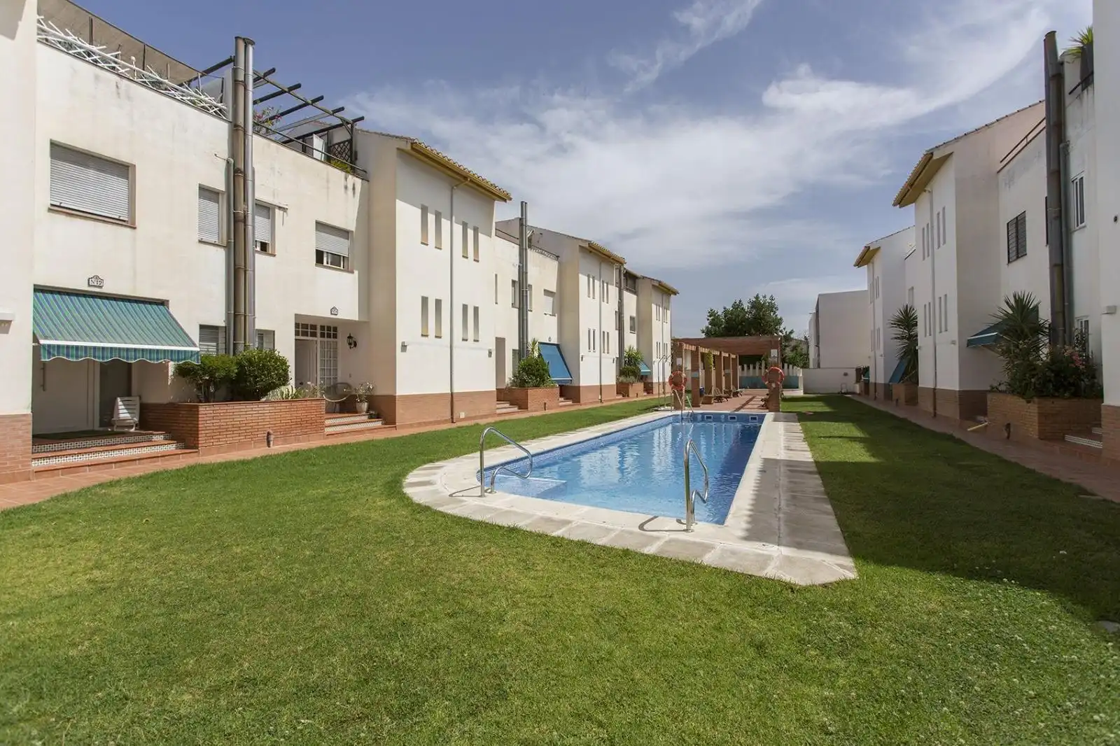 Piscina de Casa adosada en venta en Alhendín