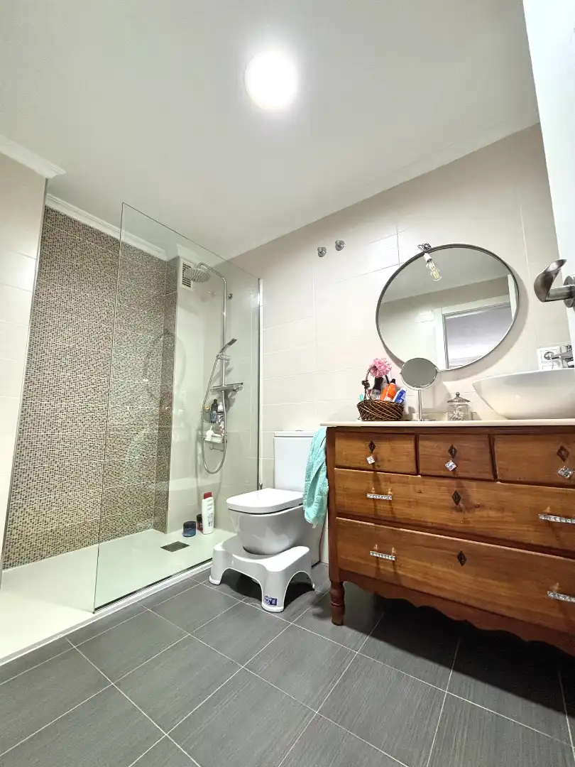 Badezimmer von Wohnung zum Verkauf in Plasencia mit Klimaanlage, Heizung und Parkett