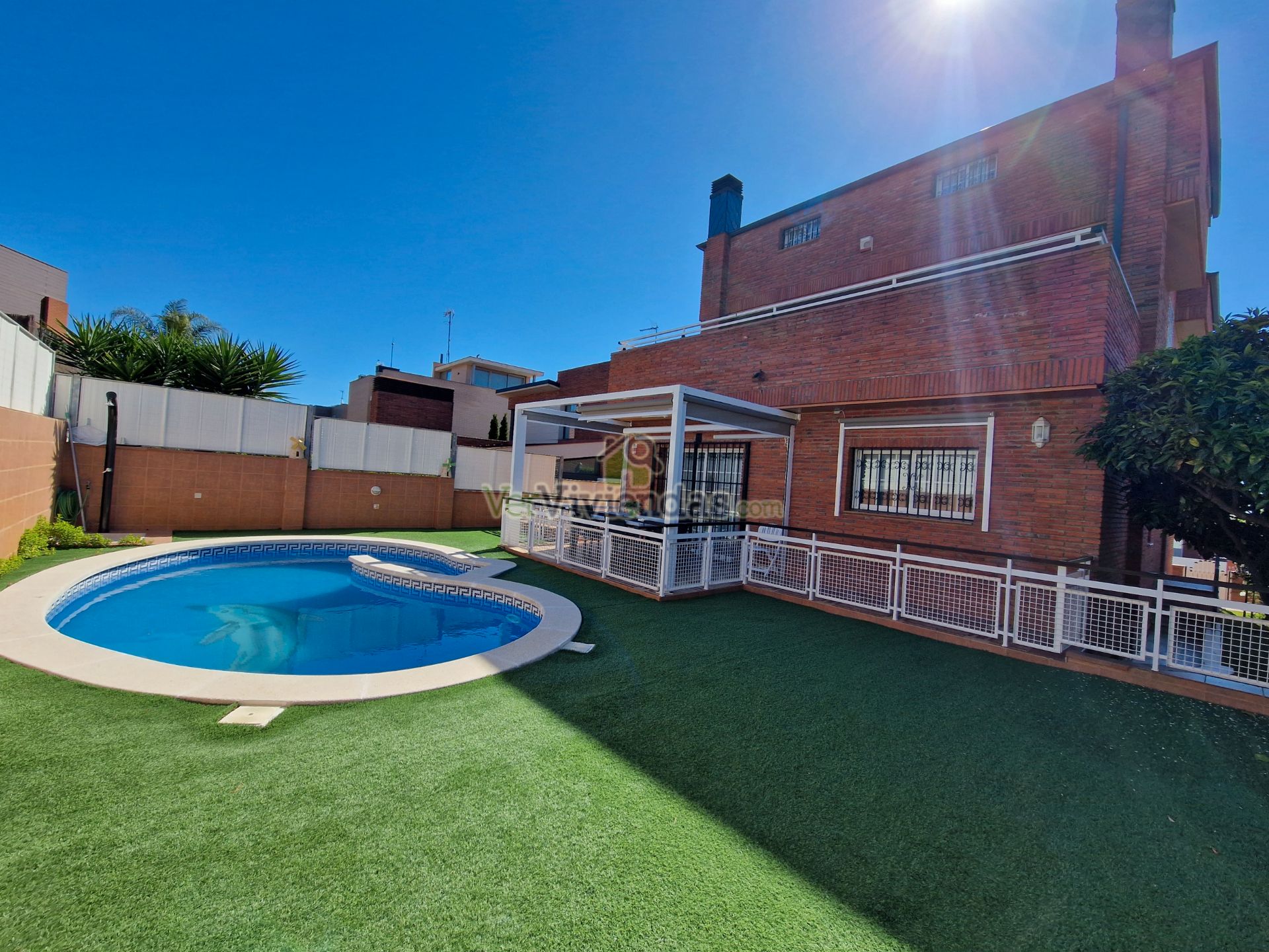 Vista exterior de Casa o xalet en venda en Viladecans amb Aire condicionat, Calefacció i Jardí privat
