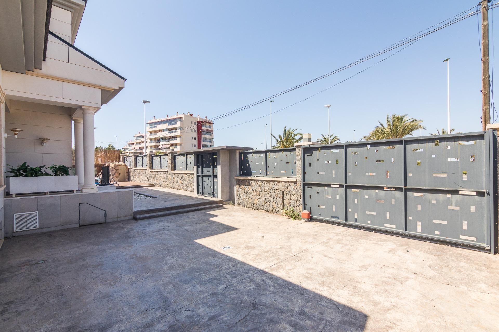 Exterior view of House or chalet for sale in Elche / Elx  with Air Conditioner, Private garden and Parquet flooring