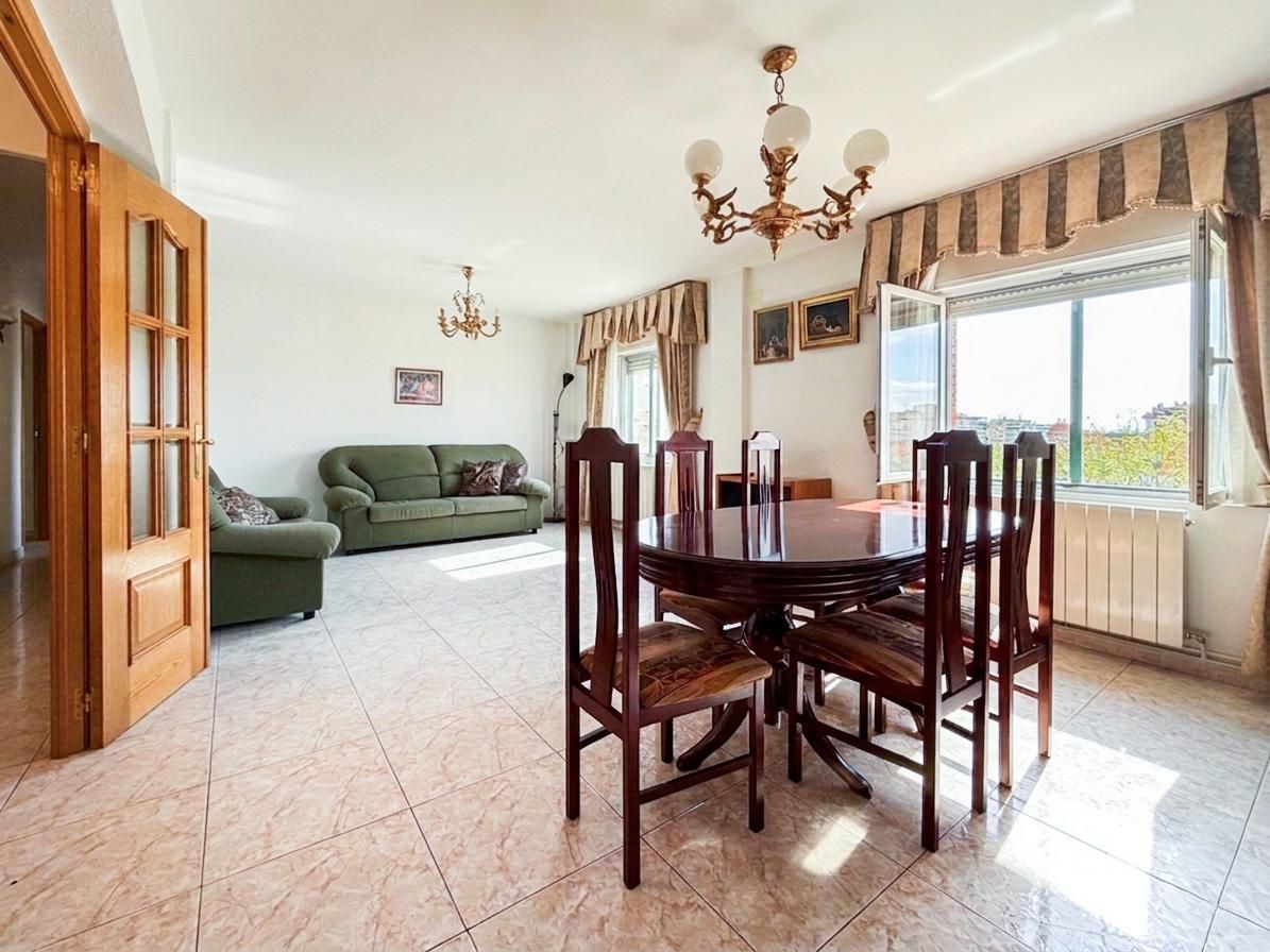 Comedor de Piso en venta en  Madrid Capital con Calefacción