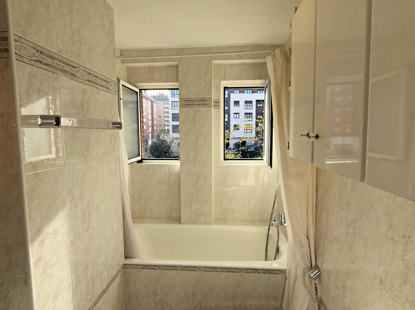 Bany de Casa o xalet en venda en Oviedo  amb Calefacció, Jardí privat i Parquet