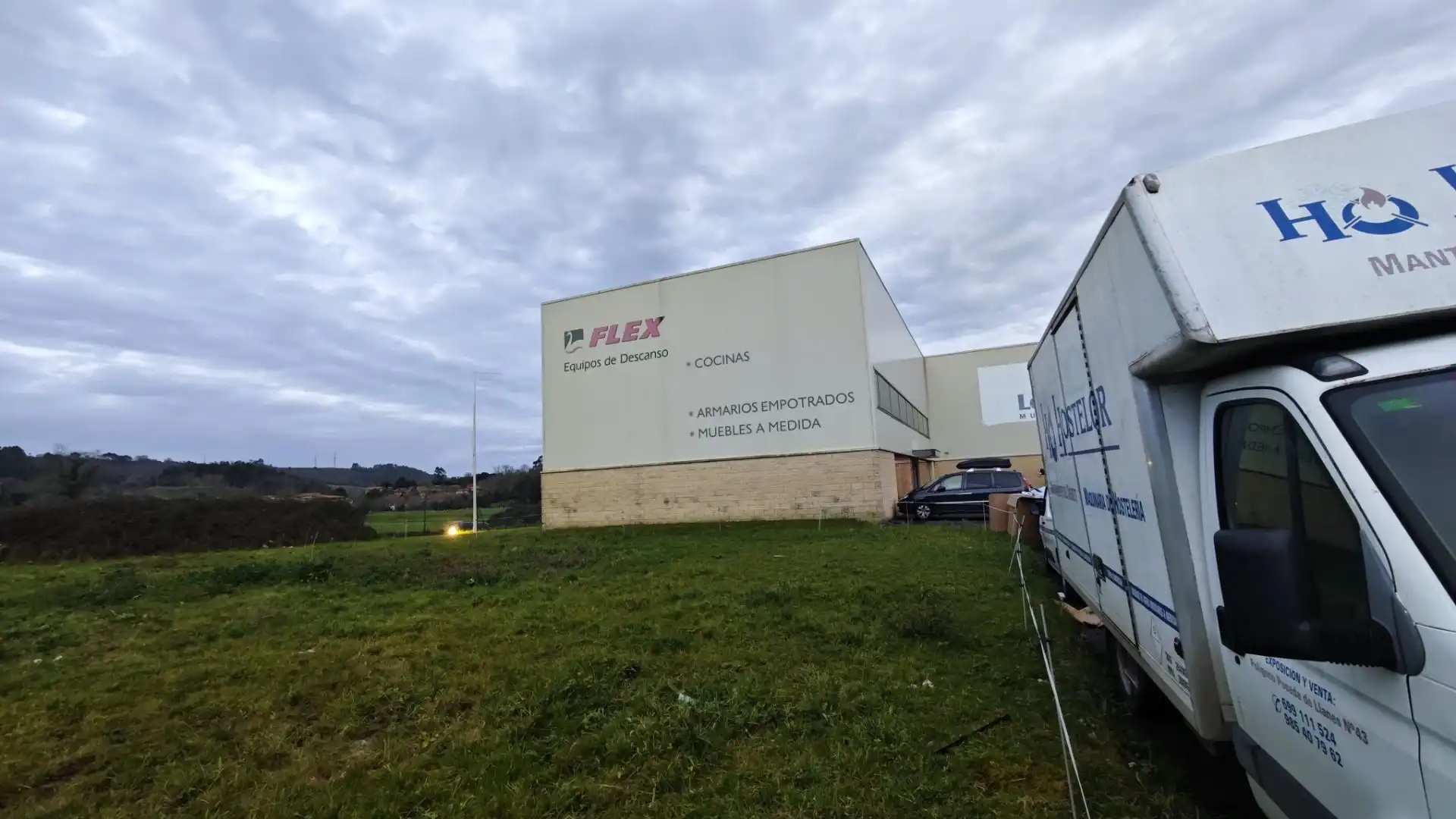 Vista exterior de Nau industrial en venda en Llanes