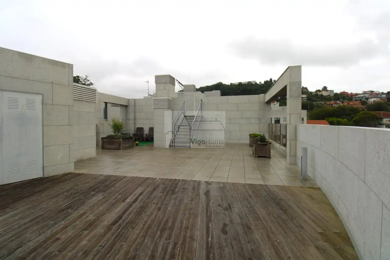 Terrassa de Pis de lloguer en Vigo  amb Calefacció, Traster i Piscina