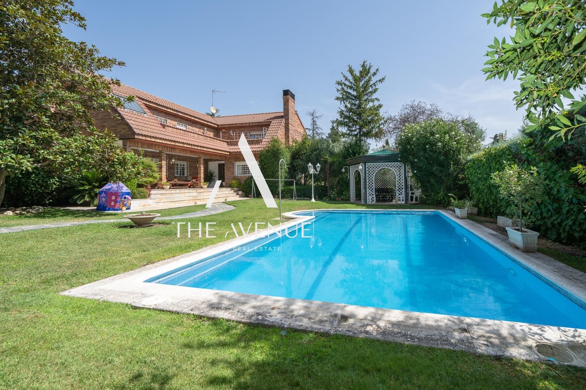 Swimming pool of House or chalet for sale in Boadilla del Monte  with Air Conditioner, Private garden and Terrace