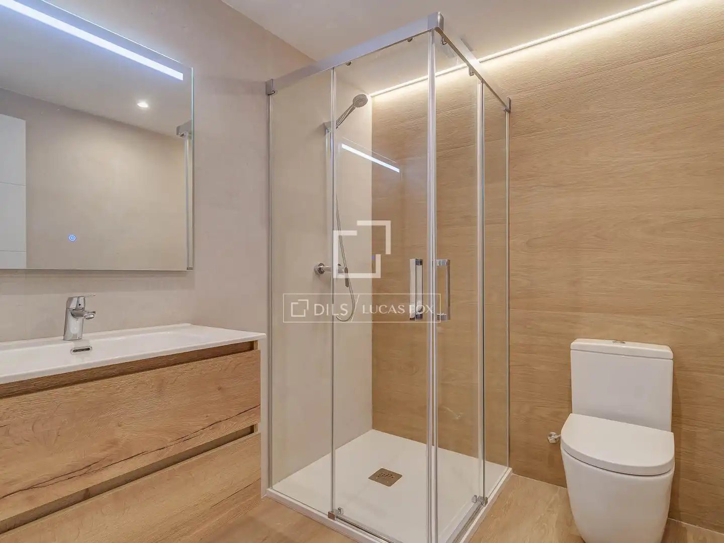 Bathroom of Flat for rent in Barcelona  with Air Conditioner and Parquet flooring