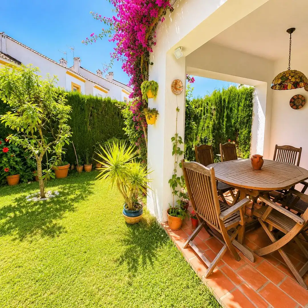 Terrasse von Einfamilien-Reihenhaus zum Verkauf in Estepona mit Heizung, Privatgarten und Terrasse